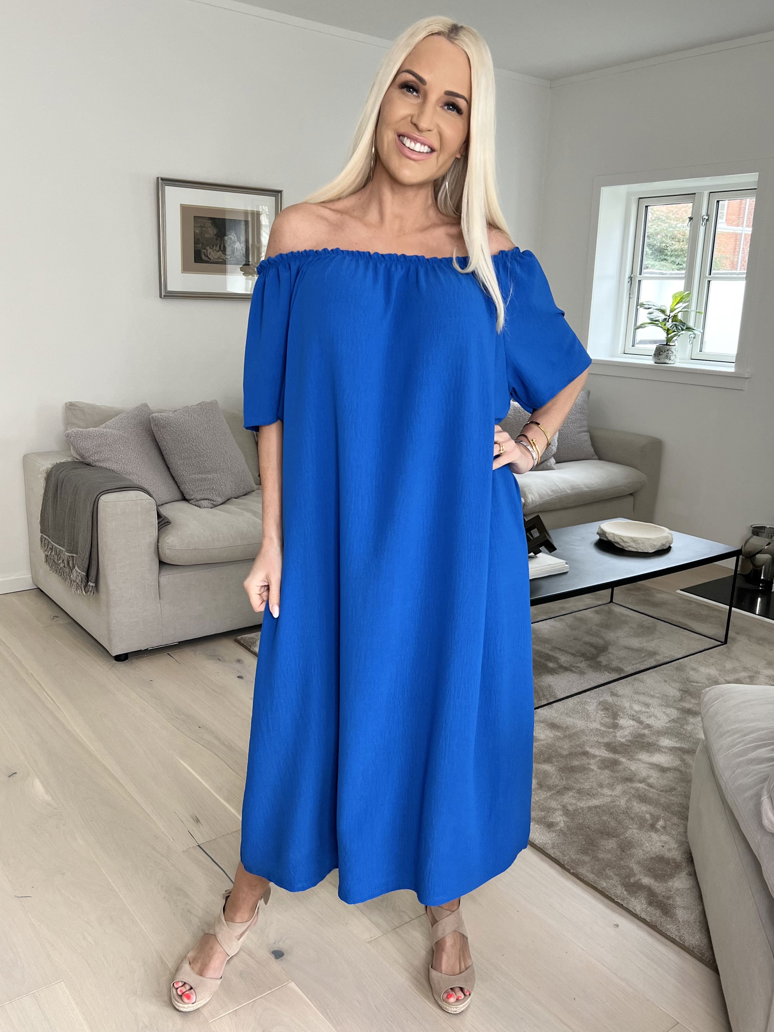 Taima - Lang ensfarvet kjole med elastikkant